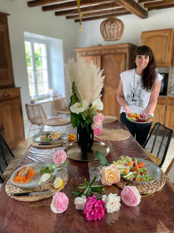Magali Debenne autour d'une table avec des repas maison
